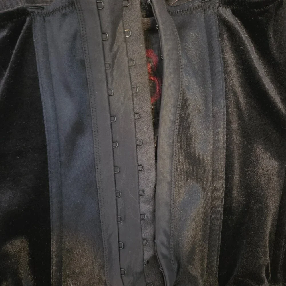 Vintage Victoria'Secret Black Velvet corset with rose embroidery & tassel fringe - Picture 5 of 8